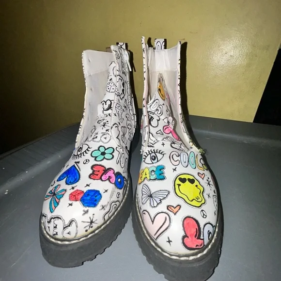 SALE Madden Girl Kids Graphic Print Boots - White and Black - Picture 3 of 7